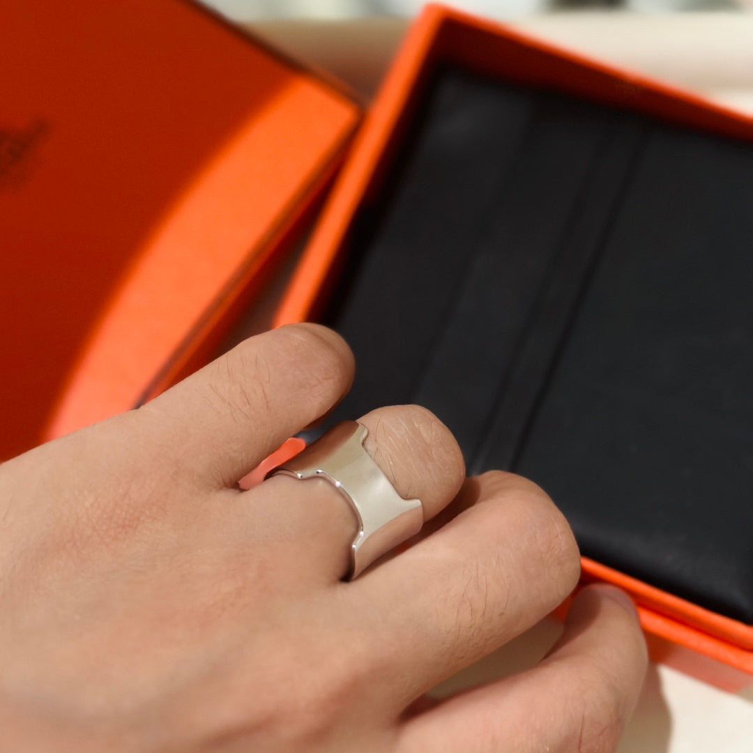 18K Amazone Large Hermes Ring