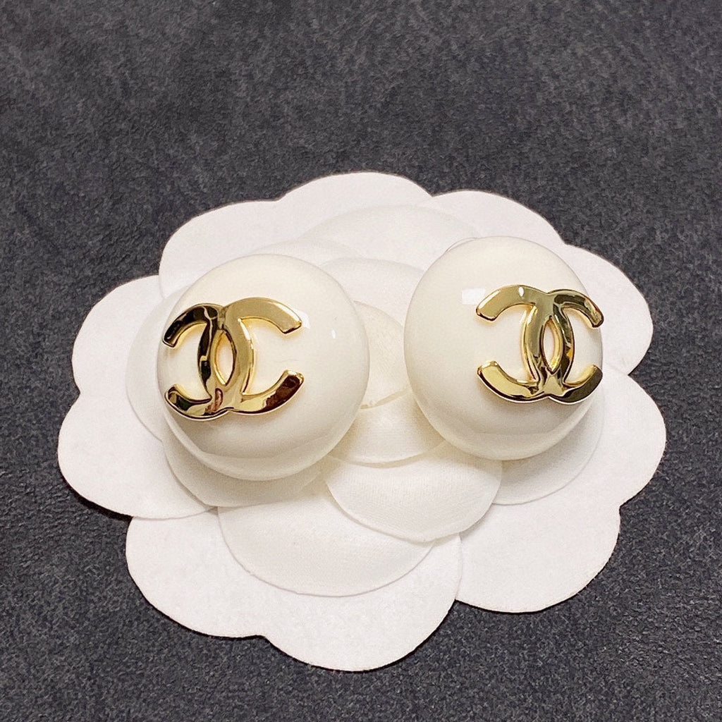 18K  Chanel Pearl Round Earrings
